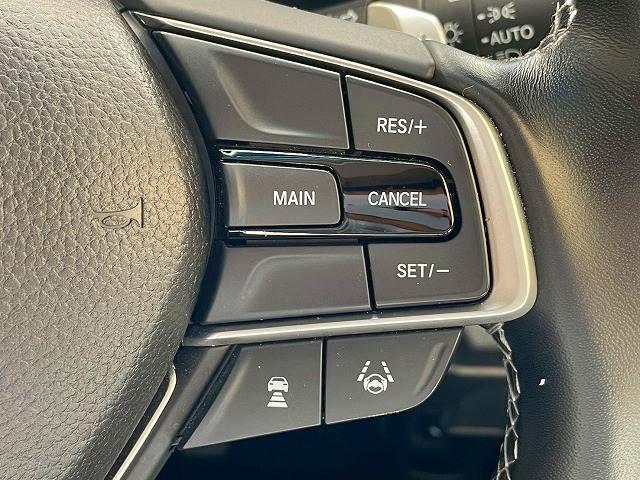 【アダプティブクルーズコントロール】高速走行時に前方のお車を追従してくれるので、長距離ドライブの疲労は大きく軽減されます。