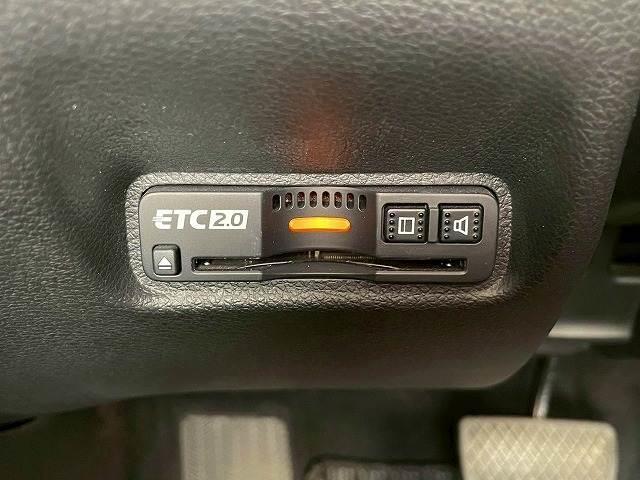 【ＥＴＣ車載器】を装備しておりますので、ご納車直後からの遠距離ドライブも可能です。土日の利用料金の割引や、朝夕の通行料金を割引料金で高速道路をお楽しみいただけます。