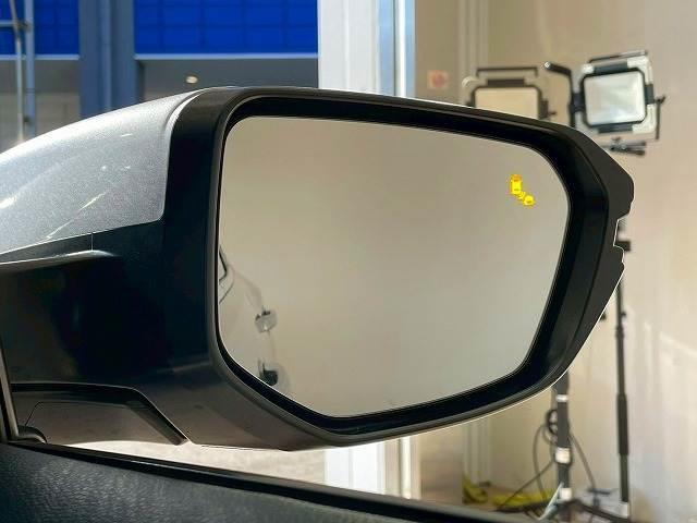 【ブラインドスポットモニター】車線変更時に後方から近づくお車をアラートしてくれます。