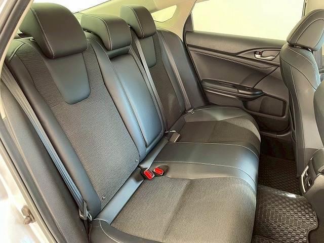 【リアシート】後部座席も気になるようなキズ・汚れやへたり等、大きなダメージはなく、良好な状態です。