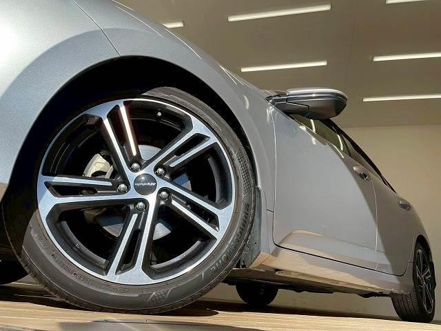 【純正アルミホイール】を装備しております。バランスのとれたアルミホイールは高速走行も安定性が高くなっております。