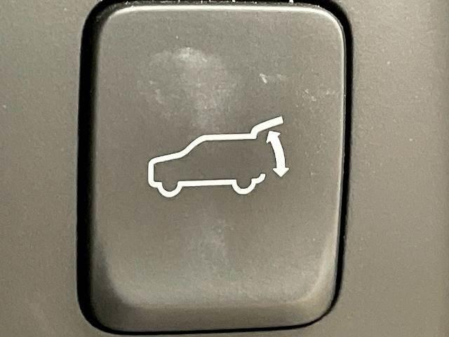 【電動リアゲート】ボタンひとつで大きなゲートも簡単に開閉可能です。高級車ならではの装備は嬉しいですね。