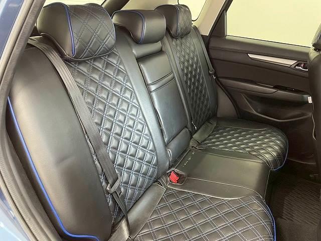 【リアシート】後部座席も気になるようなキズ・汚れやへたり等、大きなダメージはなく、良好な状態です。