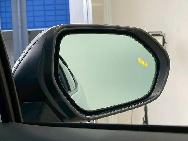 【ブラインドスポットモニター】車線変更時に後方から近づくお車をアラートしてくれます。