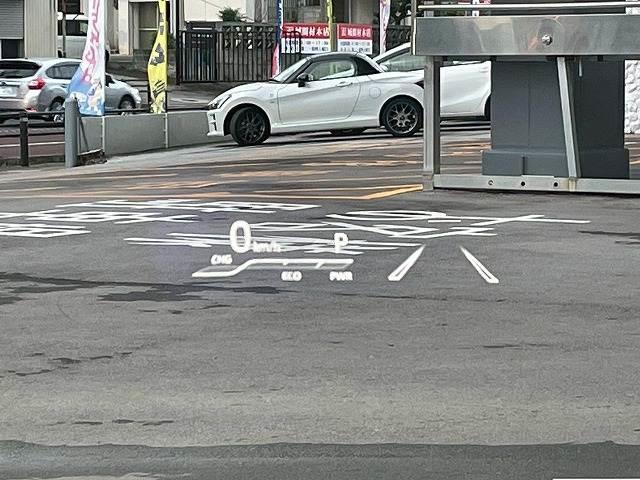 【ヘッドアップディスプレイ】を装備しております。スピードメーターやクルーズコントロールの作動状況が目線を落とさずに確認できます。