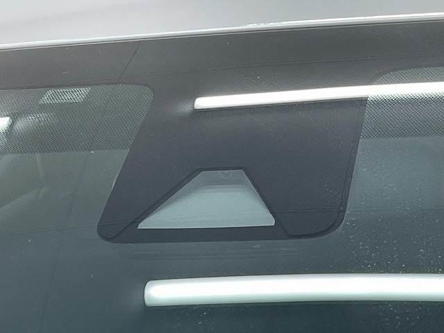 【衝突軽減ブレーキ】万が一のときにレーダーやセンサーなどが前方障害物や車両などを検知し、衝突の可能性がある際に緊急ブレーキをかける機能です。