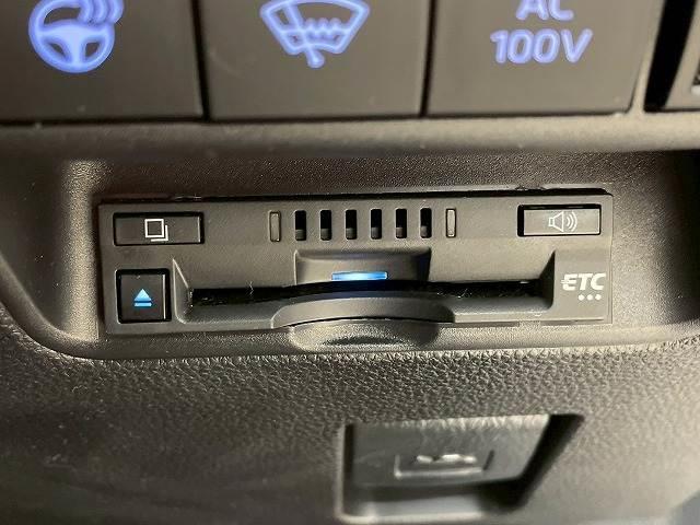 【ＥＴＣ車載器】を装備しておりますので、ご納車直後からの遠距離ドライブも可能です。土日の利用料金の割引や、朝夕の通行料金を割引料金で高速道路をお楽しみいただけます。