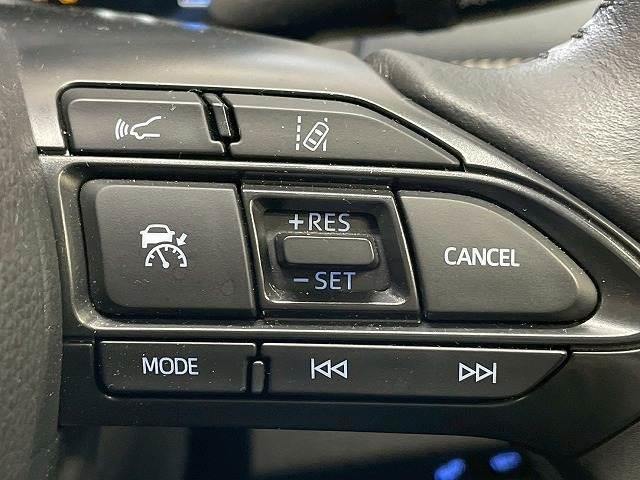 【アダプティブクルーズコントロール】高速走行時に前方のお車を追従してくれるので、長距離ドライブの疲労は大きく軽減されます。