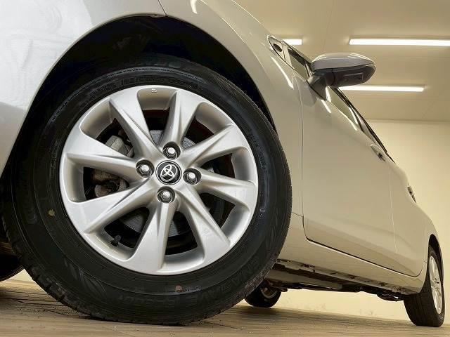 【純正アルミホイール】を装備しております。バランスのとれたアルミホイールは高速走行も安定性が高くなっております。