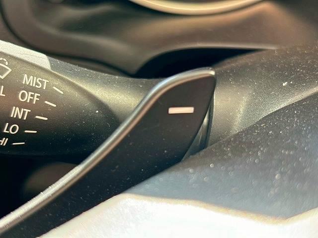 【パドルシフト】高速道路走行時など、エンジンブレーキを使用する際にはお手元で簡単にシフトダウン出来ます。