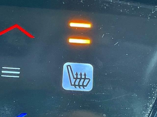 【シートヒーター】冬場はエアコンの温度設定を低めにでき、身体の芯からポカポカになります。