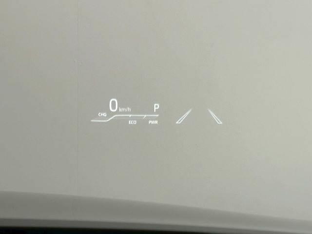 【ヘッドアップディスプレイ】を装備しております。スピードメーターやクルーズコントロールの作動状況が目線を落とさずに確認できます。