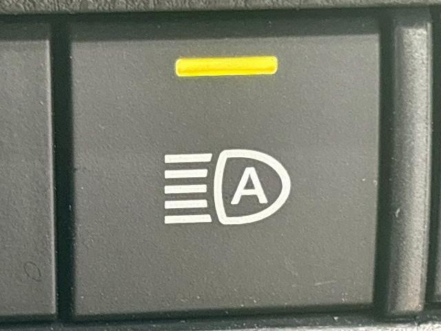 【オートマチックハイビーム】ハイビーム・ロービームをカメラで自動検知し自動で切り替えくれる便利な機能です。