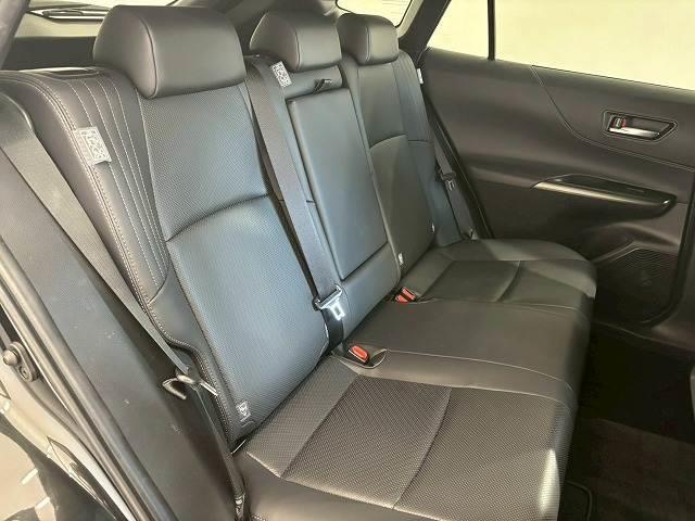 【リアシート】後部座席も気になるようなキズ・汚れやへたり等、大きなダメージはなく、良好な状態です。