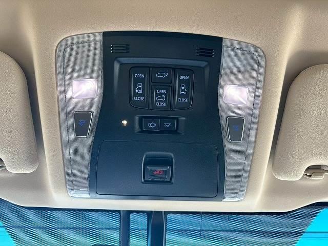 【両側パワースライドドア】運転席よりボタンひとつで開閉可能なスライドドアです。雨の日のお迎えの時など役立ちますね。