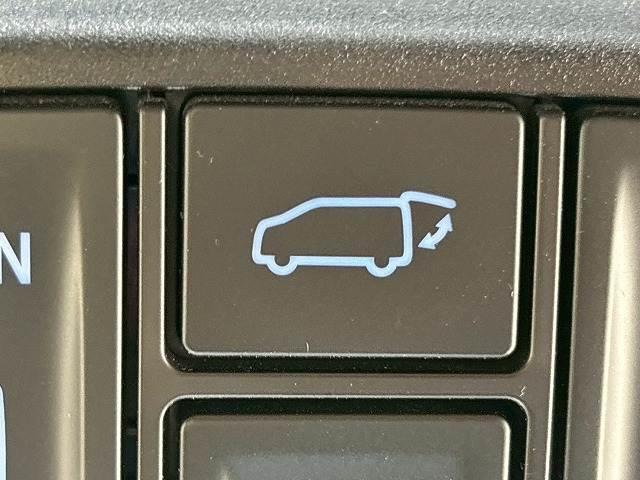 【電動リアゲート】ボタンひとつで大きなゲートも簡単に開閉可能です。背の高いＳＵＶならではの装備は嬉しいですね。