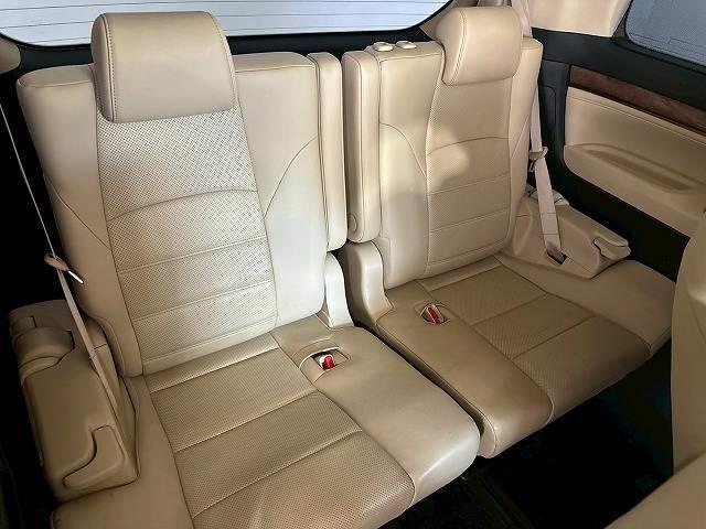 【リアシート】後部座席も気になるようなキズ・汚れやへたり等、大きなダメージはなく、良好な状態です。