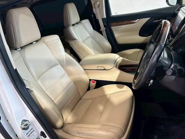 【サードシート】大人も座れる３列シート。畳めばフラットになりＳＵＶでは希少な３列シートです。