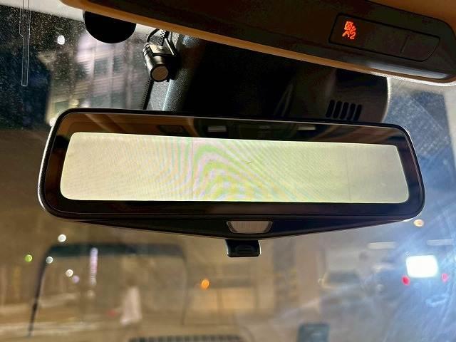 【デジタルインナーミラー】バックミラーがモニターになっており、より正確に後方確認ができますので、駐車の際などに役立ちます。