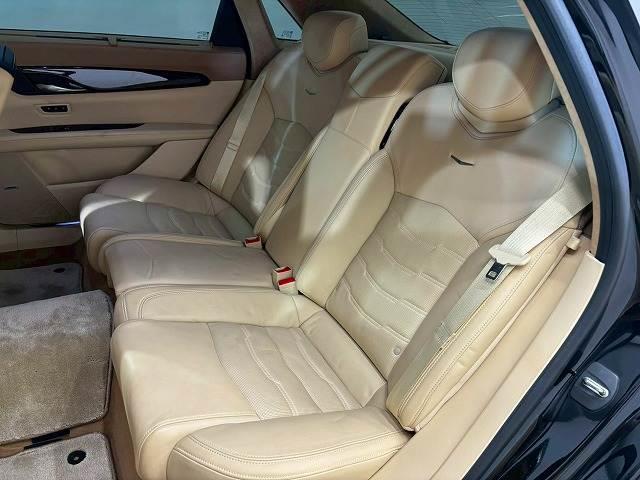 【リアシート】後部座席も気になるようなキズ・汚れやへたり等、大きなダメージはなく、良好な状態です。