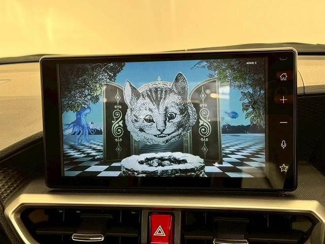 【純正ディスプレイオーディオ】ＦＭ・ＡＭラジオやブルートゥース接続など多彩な機能を併せ持っており、インパネ周りがすっきりしてますね！追加オプションでナビ機能やフルセグＴＶ、ＤＶＤ再生なども可能です。