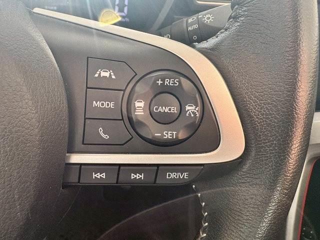 【アダプティブクルーズコントロール】高速走行時に前方のお車を追従してくれるので、長距離ドライブの疲労は大きく軽減されます。