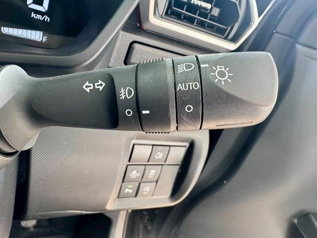 【オートライト】を搭載しております。トンネル走行時や暗くなると自動でヘッドライトが点灯します。