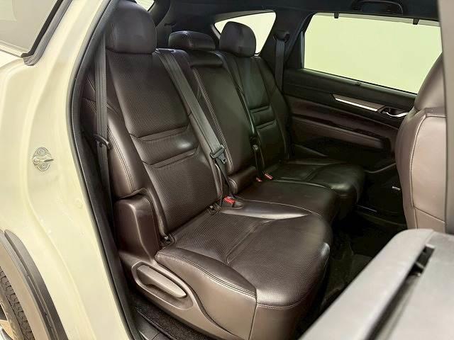 セカンドシートは大人二人が乗っても十分なスペースがしっかりと確保されております。前のオーナーがしっかりと管理されているお車で綺麗な　状態がキープされております