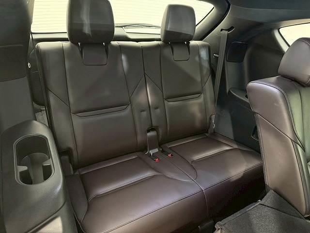 サードシートも大人二人が乗っても十分なスペースが確保されています。