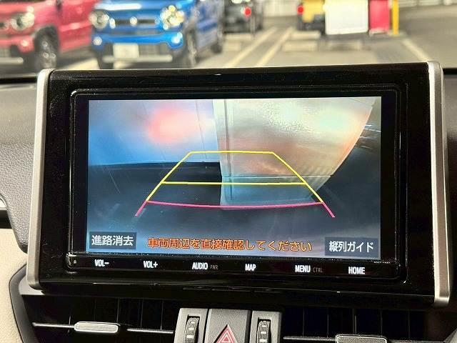 【カラーバックモニター】を装備しております。リアの映像がカラーで映し出されますので日々の駐車や幅寄せなどで安心安全です。