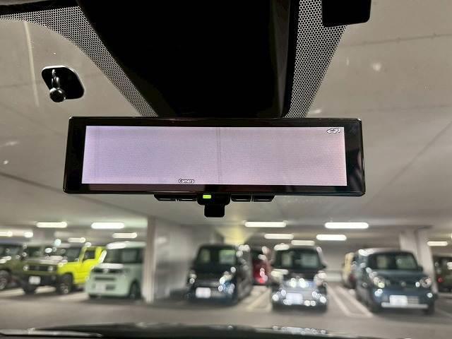 【デジタルインナーミラー】バックミラーがモニターになっており、より正確に後方確認ができますので、駐車の際などに役立ちます。