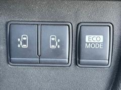 今やミニバンの定番装備となりつつある【両側電動スライドドア】運転席よりボタンひとつで開閉可能なスライドドアです。雨の日のお迎えなどに役立ちますね。 6
