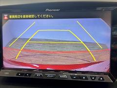 【カラーバックモニター】や【カラーサイドモニター】を装備しております。リアやサイドの映像がカラーで映し出されますので日々の駐車や幅寄せなどで安心安全です。 4