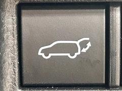 【電動リアゲート】ボタンひとつで大きなゲートも簡単に開閉可能です。高級車ならではの装備は嬉しいですね。 7