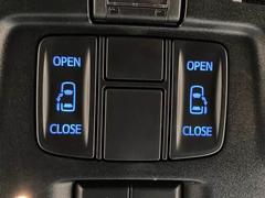 【両側電動スライドドア】運転席よりボタンひとつで開閉可能なスライドドアです。雨の日のお迎えなどに役立ちますね。 3