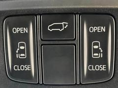 今やミニバンの定番装備となりつつある【両側電動スライドドア】運転席よりボタンひとつで開閉可能なスライドドアです。雨の日のお迎えなどに役立ちますね。 4