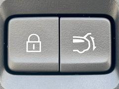 【電動リアゲート】ボタンひとつで大きなゲートも簡単に開閉可能です。高級車ならではの装備は嬉しいですね。 6
