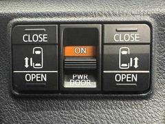 運転席よりボタンひとつで開閉可能なスライドドアです。雨の日のお迎えなどに役立ちますね。 4