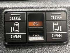 今やミニバンの定番装備となりつつある【両側電動スライドドア】運転席よりボタンひとつで開閉可能なスライドドアです。雨の日のお迎えなどに役立ちますね。 5