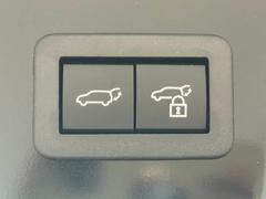 【電動リアゲート】ボタンひとつで大きなゲートも簡単に開閉可能です。高級車ならではの装備は嬉しいですね。 7