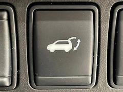 【電動リアゲート】ボタンひとつで大きなゲートも簡単に開閉可能です。高級車ならではの装備は嬉しいですね。 5