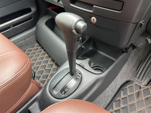 どなたでも操作しやすいフロアシフト♪今ではプチレトロですね♪