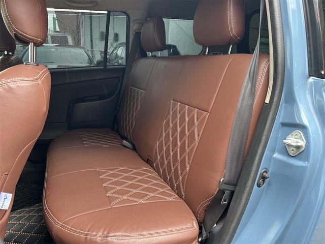 もちろん後部座席にもおしゃれなシートカバー！