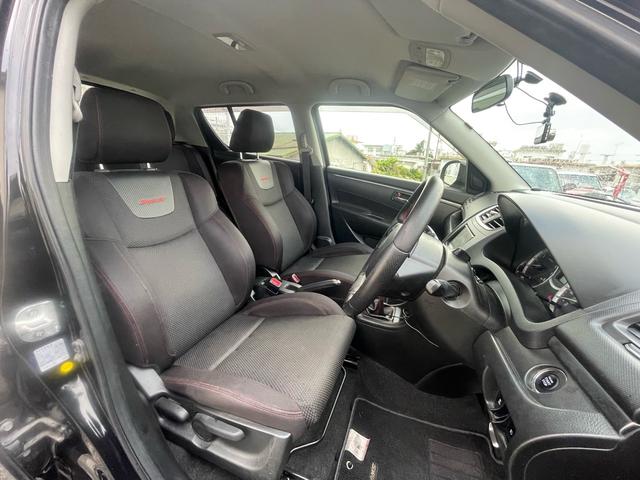 車内を見ていきましょう。運転席側シートになります。ノーマルながら若干バケットタイプの形状となり、コーナリング中でも体をしっかりホールドしてくれます。