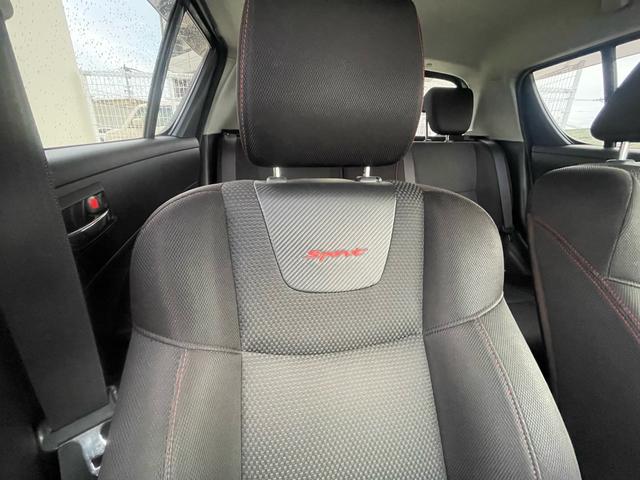 シートにもスポーツのロゴ刺繍が入っています。かっこいい。