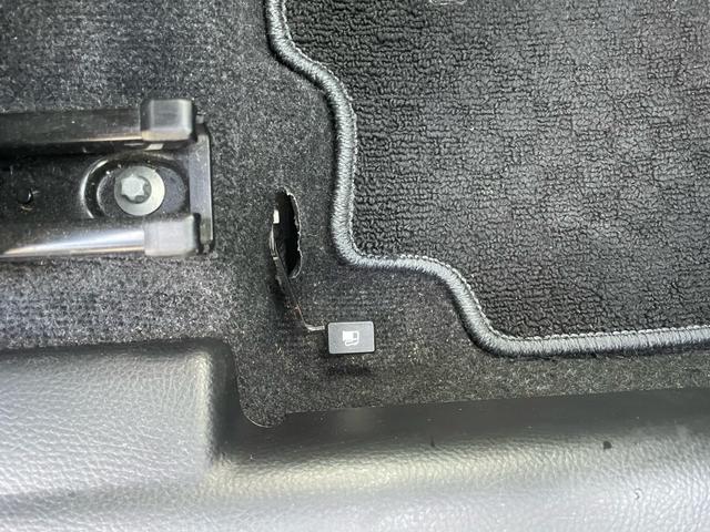 運転席シート右下には給油口レバーが備え付けられています。