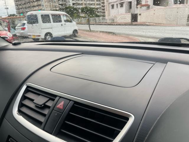 センターのエアコン吹き出し口上には何やら蓋がついてます