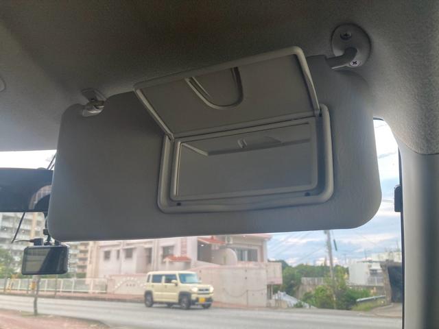 運転席側のサンバイザーです。ライトが無いので５０点でしょうか。