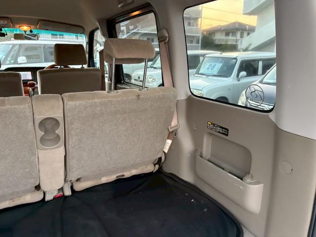 錆で穴の開いてる　沖縄中古車　錆で壊れるので購入は危険です。　錆の少ない　本土車両と　見比べて下さい。　錆びて汚い沖縄中古車は販売しません。　沖縄中古車は　錆で　壊れるので　止めましょう。