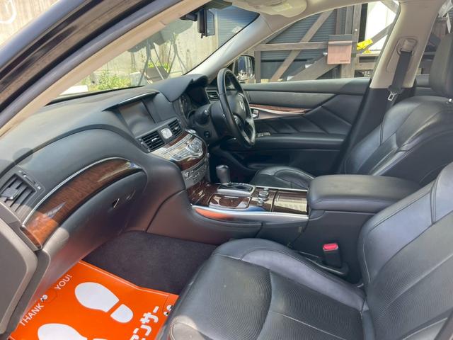 フーガ ２５０ＧＴ　タイプＰ　メーカーナビ　社外２２インチＡＷ　バックモニター　フルセグ　ＢＬＵＥＴＯＯＴＥ　ＨＩＤ　ビルトインＥＴＣ　エアコンディショニングシート　サンシェード　コントロールスイッチ内蔵リアアームレスト（4枚目）